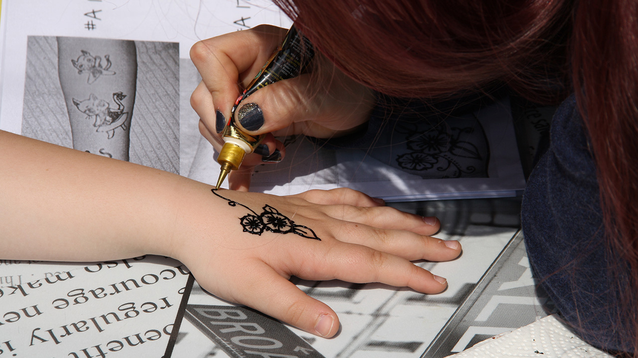 Henna Artist bei der Arbeit